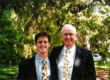 戴维·格里菲斯（David Griffith）在2000年的毕业典礼上，与他的顾问查尔斯·韦斯顿·皮卡德（Charles Weston Pickard）化学教授名誉了达纳·梅奥（Dana Mayo）