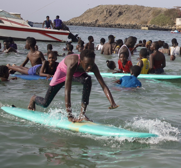 塞内加尔的孩子们冲浪