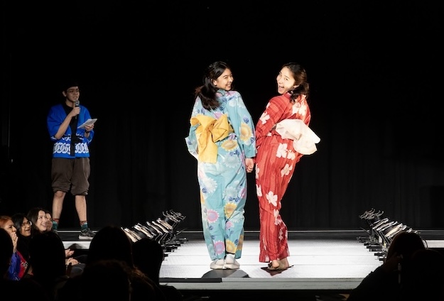 泛亚洲时装秀的传统服装中的学生姿势