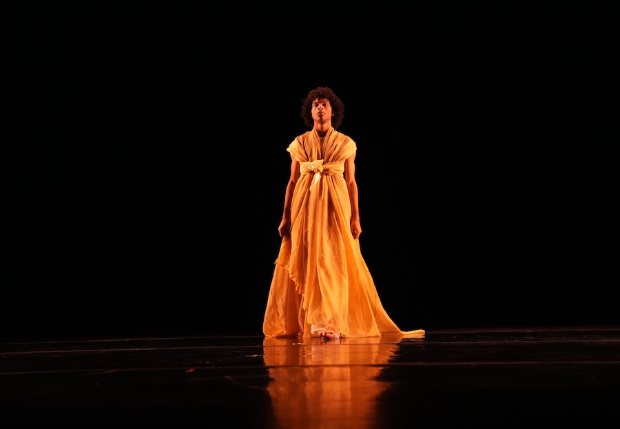 迪伦·里士满（Dylan Richmond）在黄色面料上舞台上的舞台
